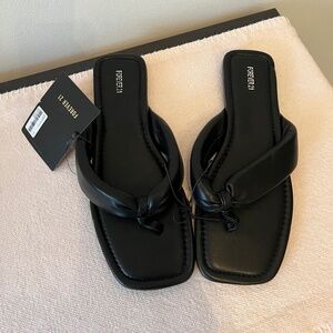 BRAND NEW Forever 21 Black Puffy Flip Flops, Women's Size 9